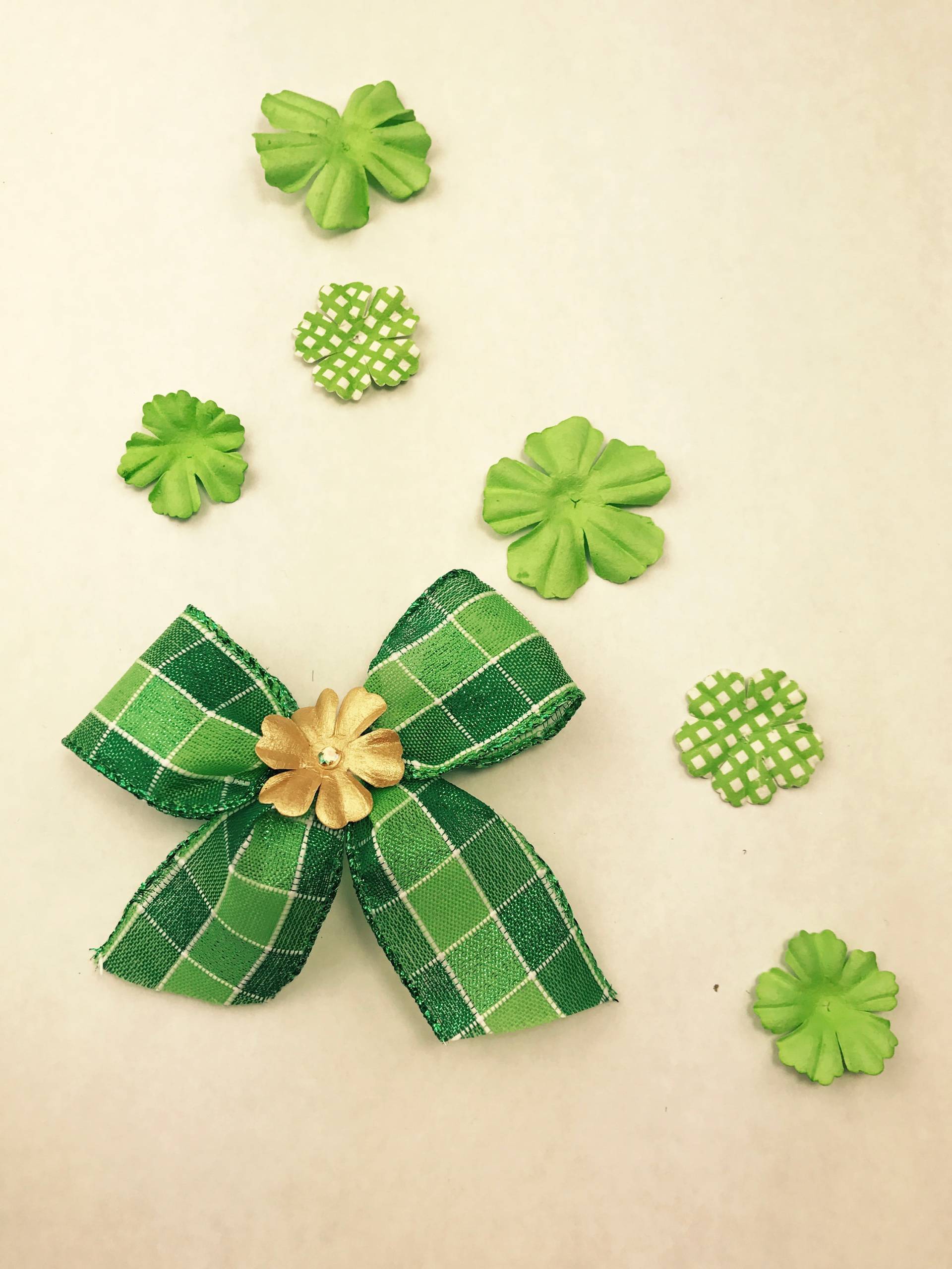 Kleine St. Patricks Tag Karierte Schleife Mit Gold Kleeblatt-Akzent-Haar-Clip von CatEugenieDesign