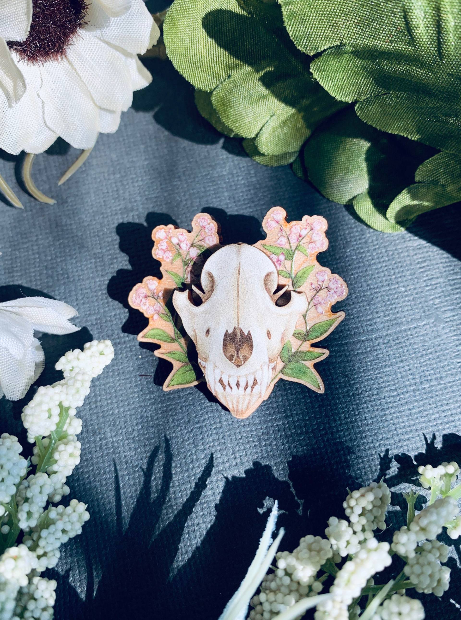Anstecknadel Aus Holz, Wolfsschädel Und Blumen Anstecknadel Aus Holz, Wolfsschädel Und Blumen von CatHeroldArt