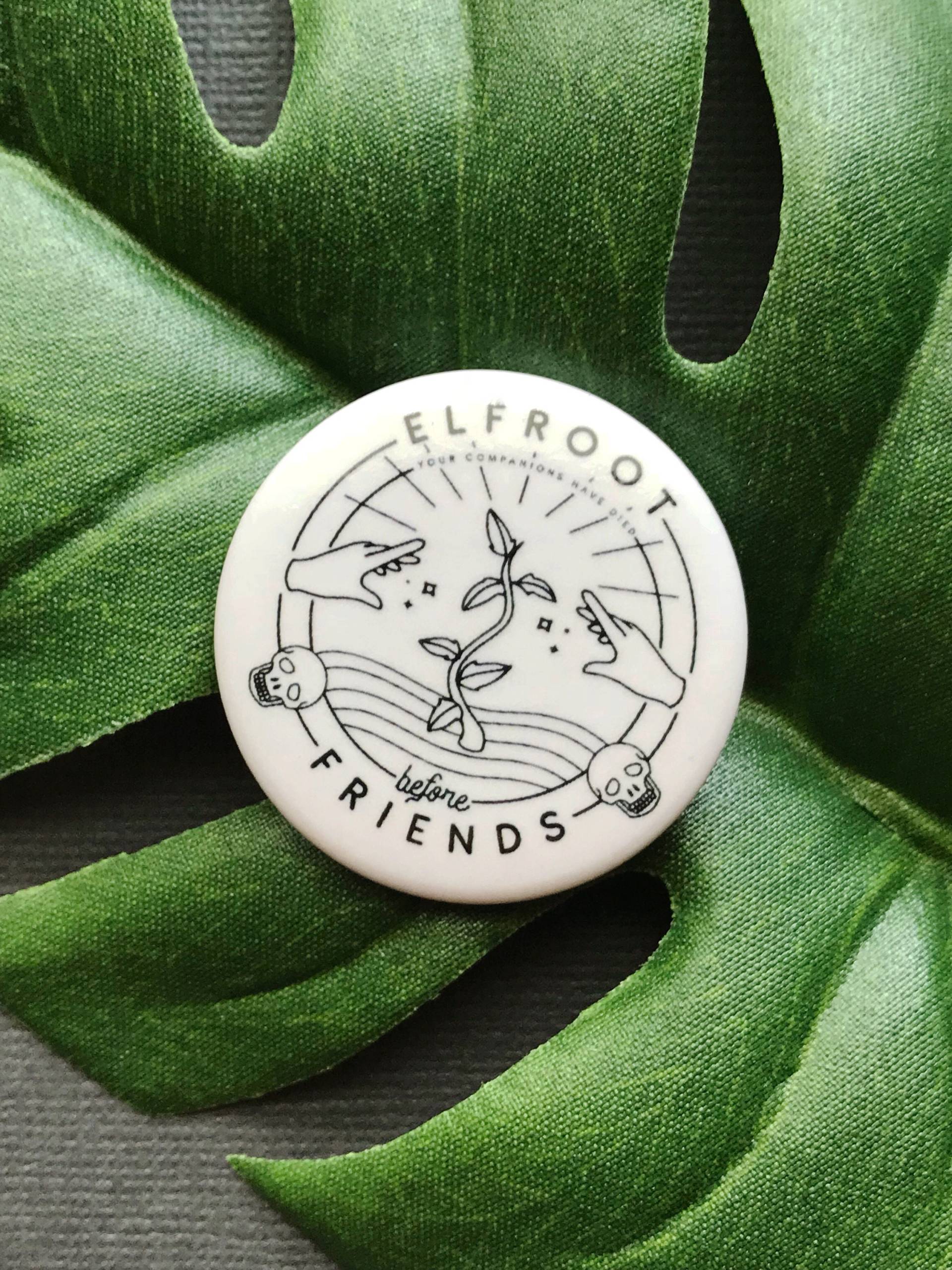Elfroot Vor Freunden Button Abzeichen Videospiel Fan Sammlerstück Elfroot Vor Freunden Button Abzeichen Videospiel Fan Sammlerstück von CatHeroldArt