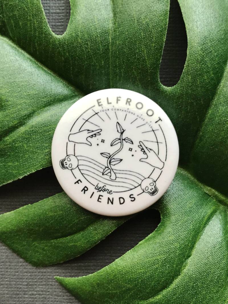 Elfroot Vor Freunden Button Abzeichen Videospiel Fan Sammlerstück Elfroot Vor Freunden Button Abzeichen Videospiel Fan Sammlerstück von CatHeroldArt