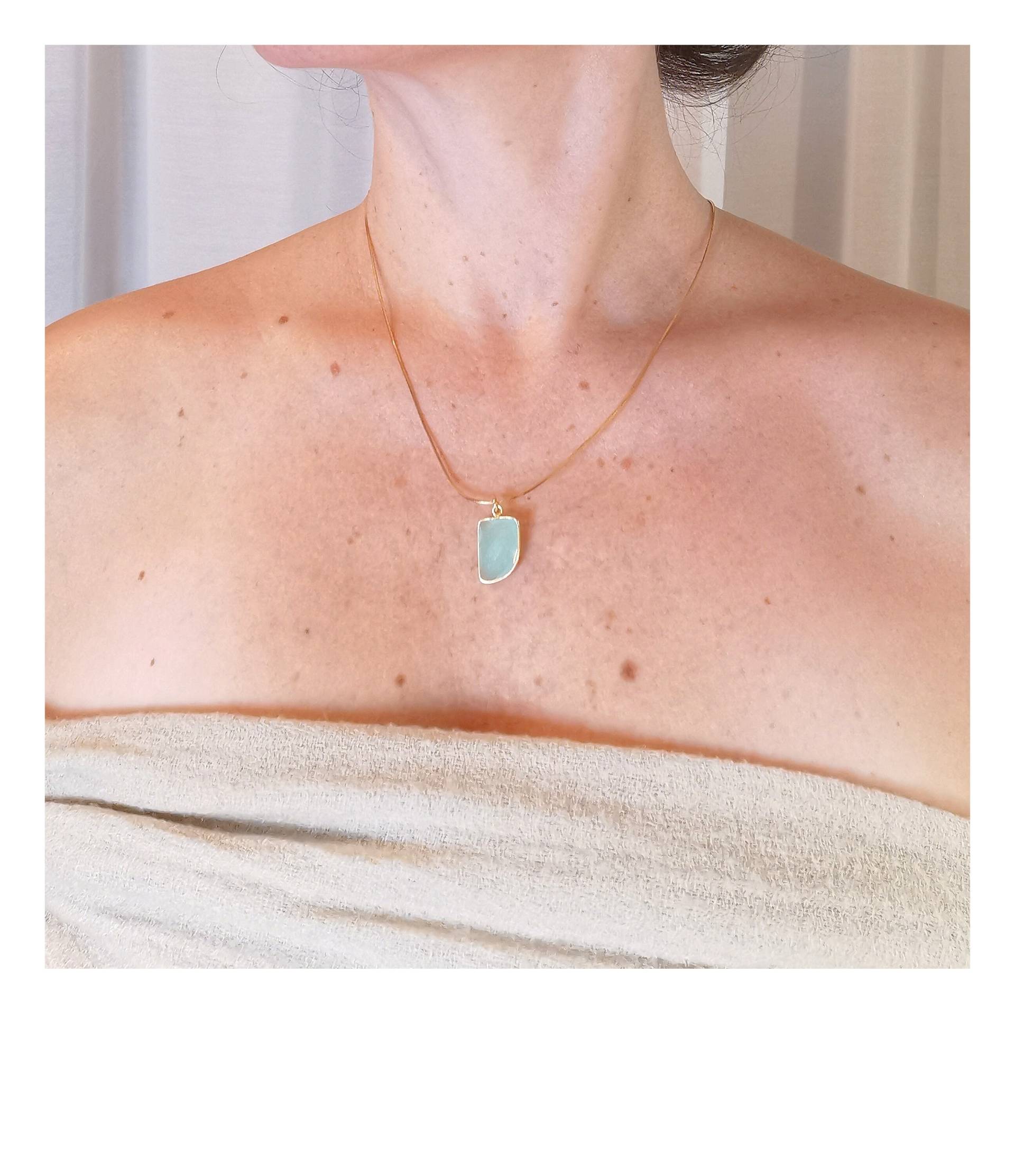 Aqua Chalcedon Edelstein Anhänger, 18K Vergoldetes Silber von CatSamJewelry