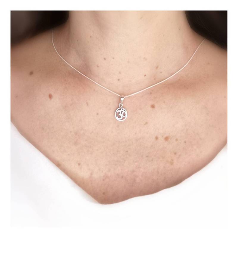 Feiner Kreisförmiger Om Anhänger Aus 925Er Silber Mit Kette von CatSamJewelry