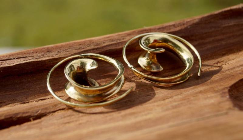 Fließende Locken Spirale Ohrringe Aus Messing, Boho von CatSamJewelry