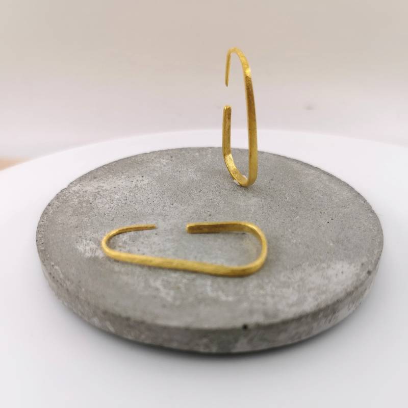 Matte Oval Minimalist Ohrringe 18K Vergoldetes 925Er Silber, Mittlere Goldcreolen Mit Mattem Finish von CatSamJewelry