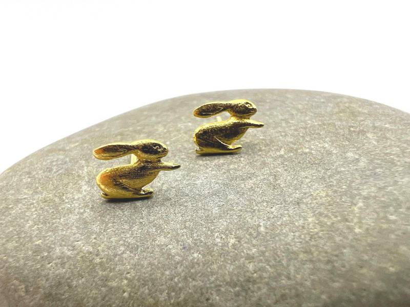 Mini Häschen Ohrstecker 18K Vergoldetes 925Er Silber Mattes Finish Tierohrringe Süßer Kaninchenschmuck von CatSamJewelry