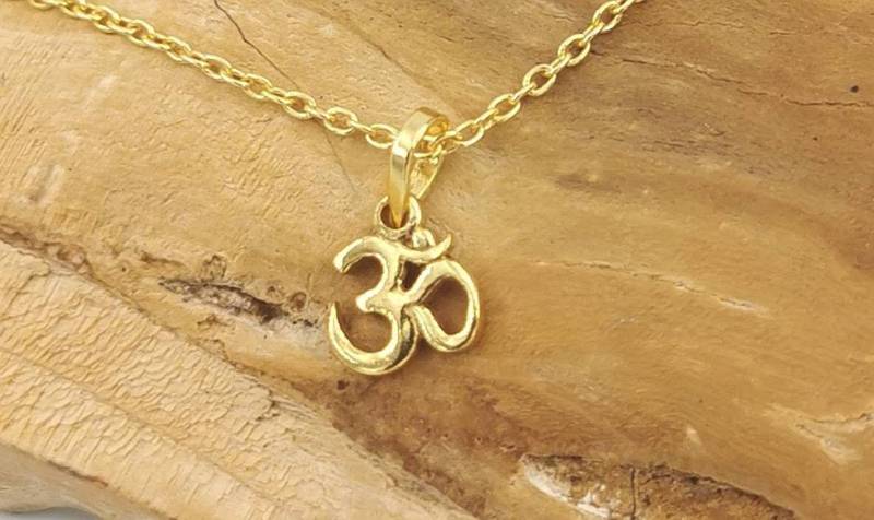 Winziger Goldener Om-Anhänger Mit Kette, 18K Vergoldeter 925Er Silberanhänger Kette Winziger Goldener Om-Anhänger Mit Kette, 18K Vergoldeter 925Er Silberanhänger Kette von CatSamJewelry