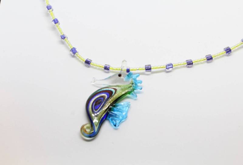 Lila Und Gelb Perlenkette Mit Glas Seepferdchen Damen Halskette, Geschenk-Ideen Für Sie Lila Und Gelb Perlenkette Mit Glas Seepferdchen Damen Halskette, Geschenk-Ideen Für Sie von CatShineDesign
