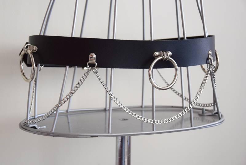 O-Ringe Ledergürtel Mit Ketten, Hochwertiges Echtleder, Ringgürtel, Goth, Alternative, Punk | Schwarz, Patent Rot von Catabaticum