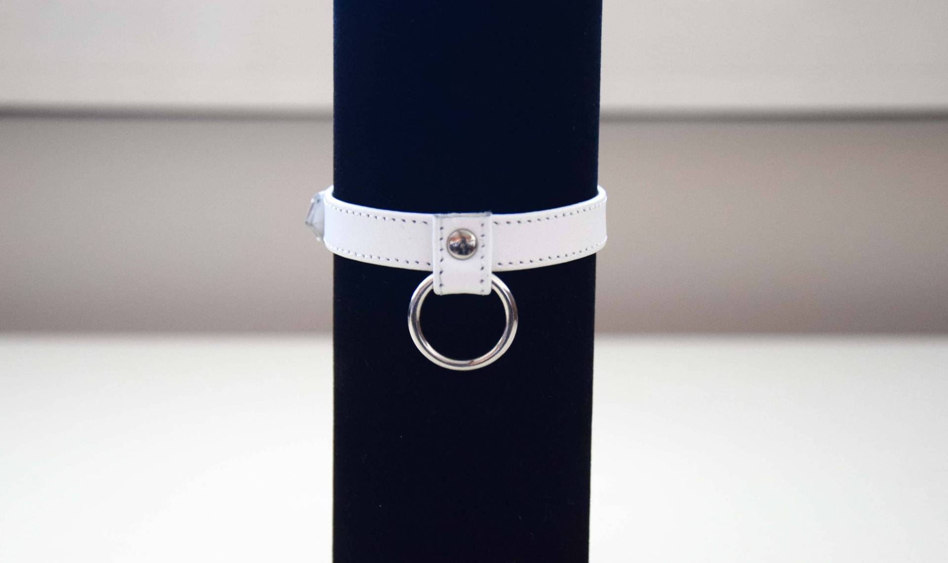 Schwarze, Weiße, Rote Leder-Manschette Mit O-Ring + Pvc, Vinyl _ Schnalle Armband von Catabaticum