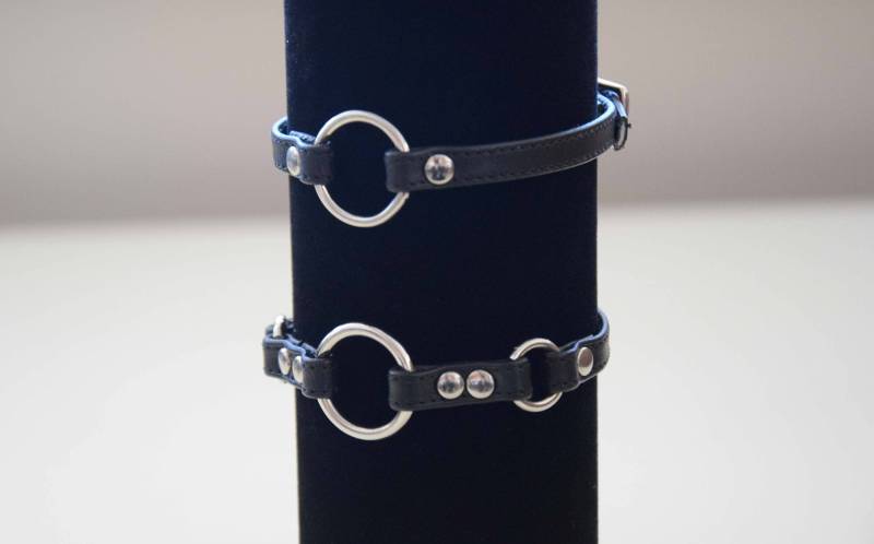 Schwarze, Weiße, Rote Ledermanschetten Mit O-Ring + Pvc, Vinyl _ Schnalle Armband, Manschette, Goth, Gothic, Alternative von Catabaticum