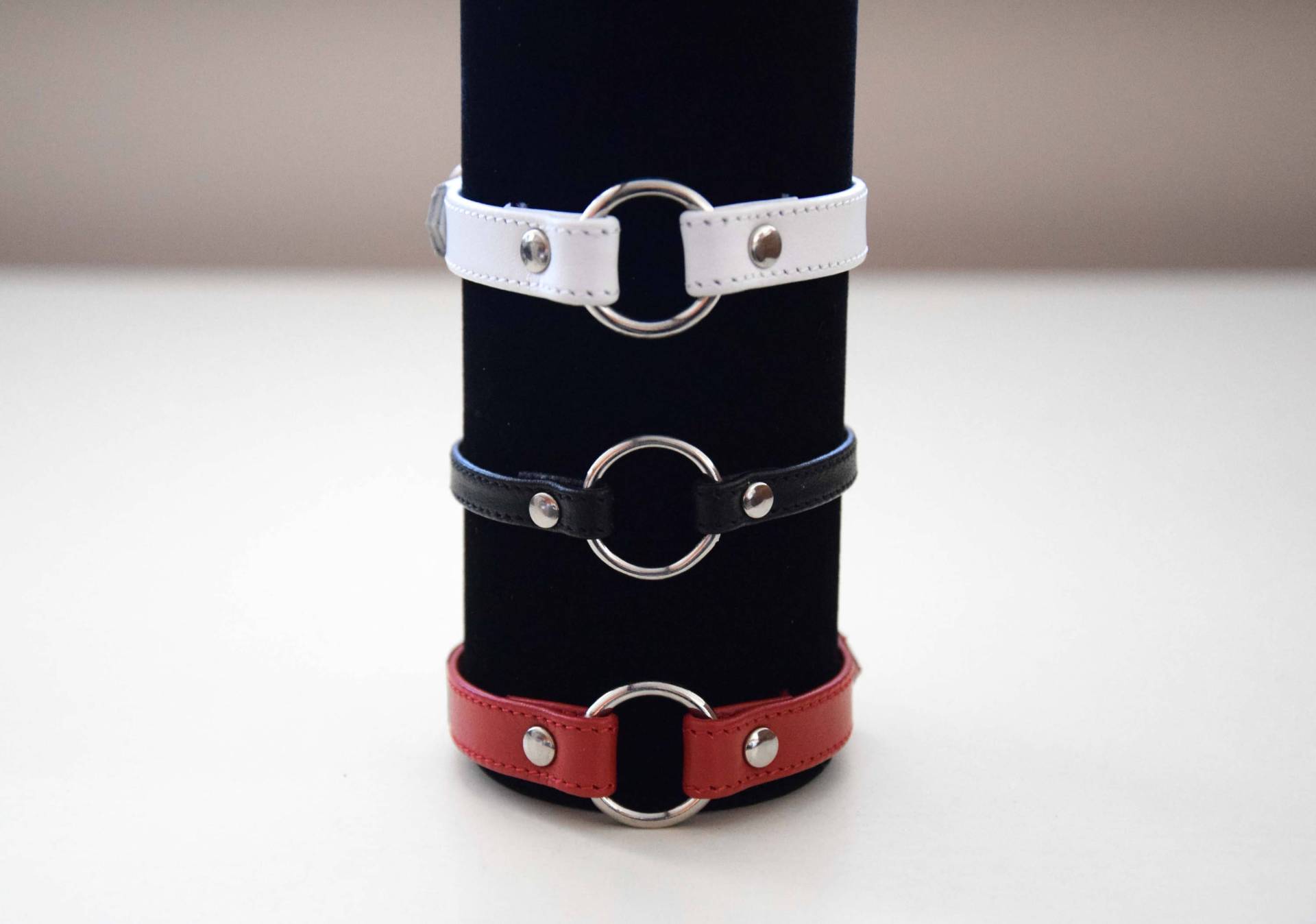 Schwarze, Weiße, Rote Ledermanschetten Mit O-Ring + Pvc, Vinyl _ Schnalle Armband, Manschette von Catabaticum