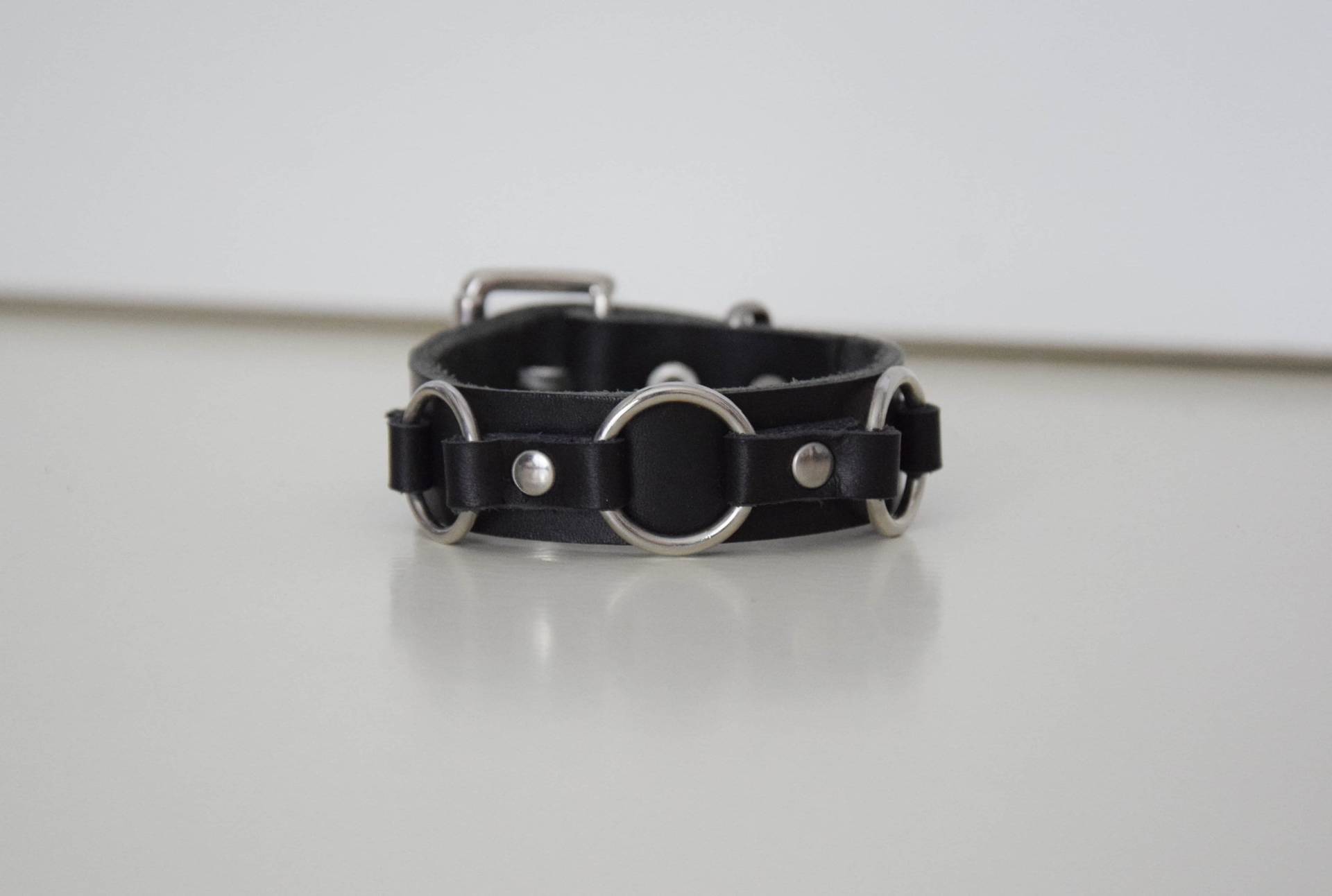 Schwarze Ledermanschette Mit Drei O-Ringen, Schnallenarmband, Ringmanschette, O-Ring, Goth, Gothic, Alternative, Punk von Catabaticum