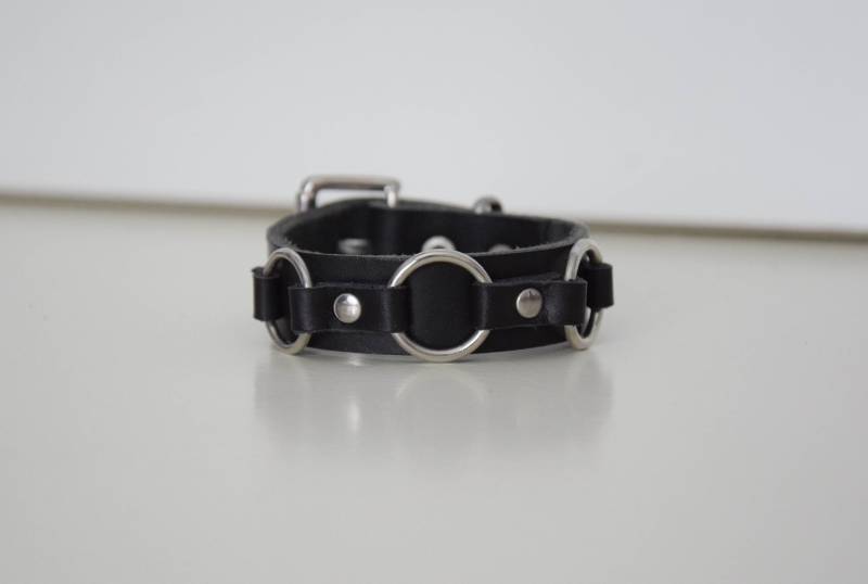 Schwarze Ledermanschette Mit Drei O-Ringen, Schnallenarmband, Ringmanschette, O-Ring, Goth, Gothic, Alternative, Punk von Catabaticum