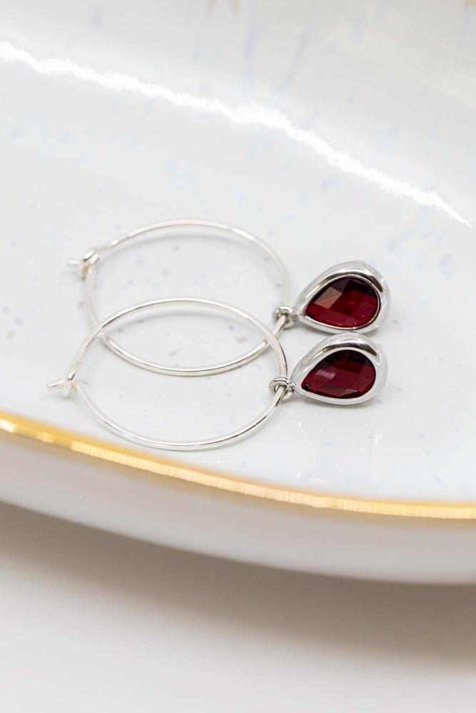 Creolen Silber Rot // Ohrringe Mit Roten Steinen Anhängern von CataleaJewelry