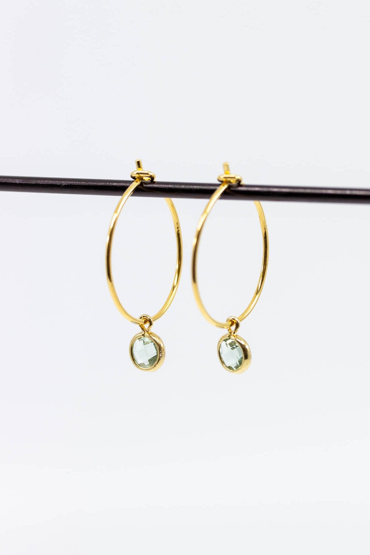 Creolen Vergoldet Erinite, Goldene Mit Grünen Steinen, Ohrringe Anhänger von CataleaJewelry