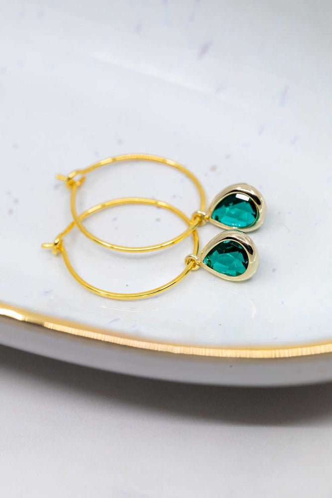 Creolen Vergoldet Grün // Ohrringe Grüne Kleine in Grün Mit Anhänger von CataleaJewelry