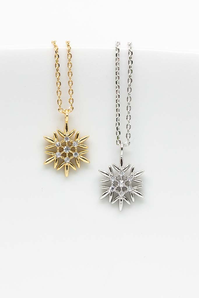 Kette Schneeflocke, Kleiner Schneeflocken Anhänger, Weihnachtsgeschenk Für Sie, Winter Schmuck von CataleaJewelry