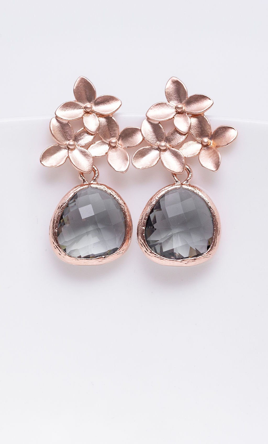 Ohrringe Rosegold Grau, Blumenohrringe, Rosegoldene Ohrstecker, Brautschmuck, Hochzeitsschmuck, Brautjungfern von CataleaJewelry