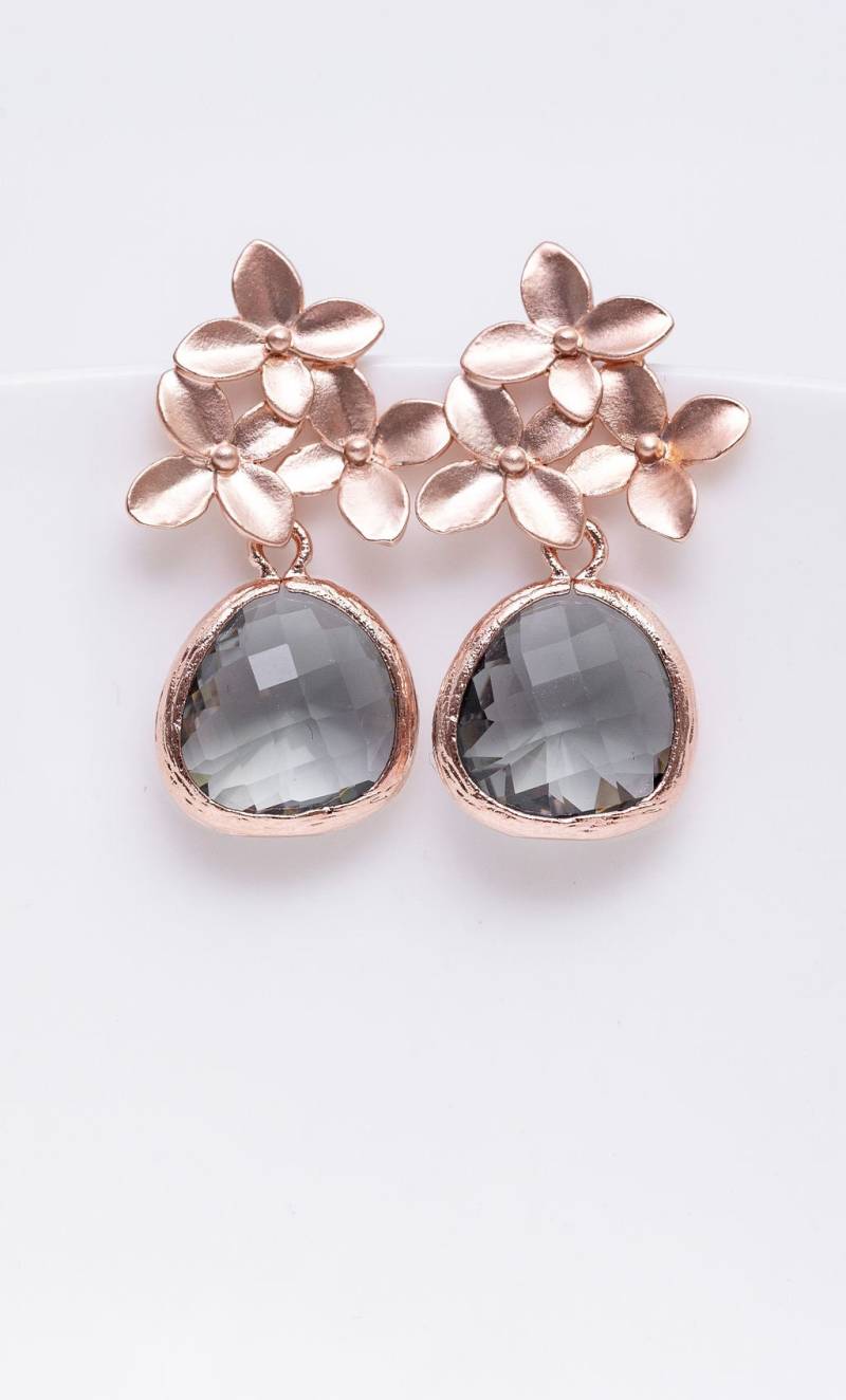 Ohrringe Rosegold Grau, Blumenohrringe, Rosegoldene Ohrstecker, Brautschmuck, Hochzeitsschmuck, Brautjungfern von CataleaJewelry
