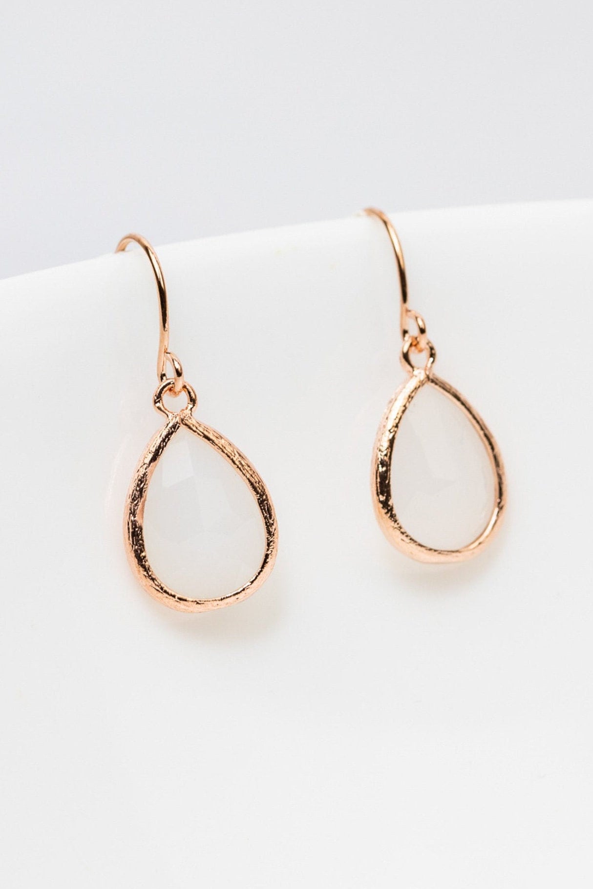 Ohrringe Rosegold Weiß, Ohrhänger Rosegolden Tropfen, Brautohrringe, Hochzeitsschmuck, Brautjungfern, Schmuck von CataleaJewelry