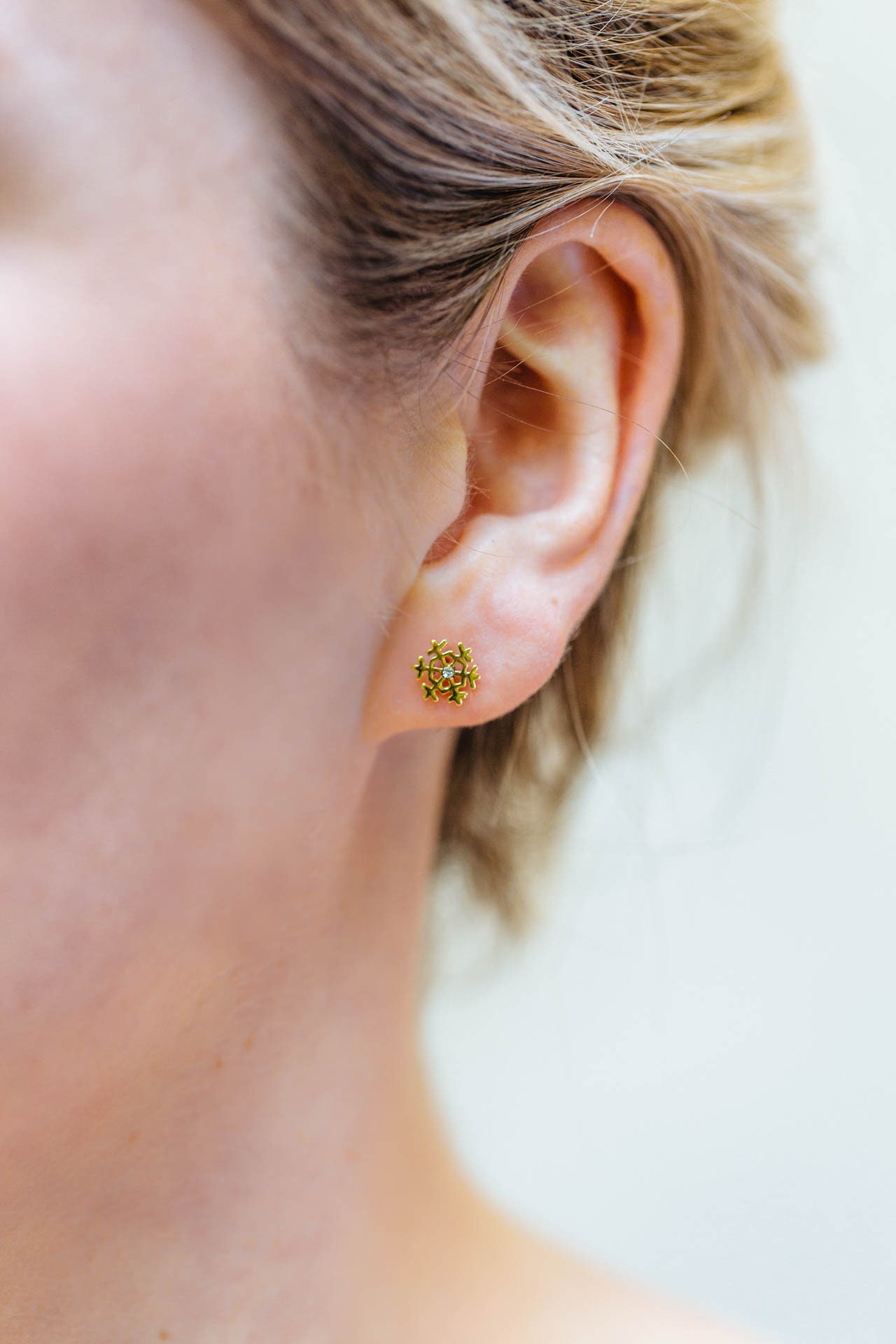 Ohrringe Vergoldet Schneeflocke Kristall, Ohrstecker Schneeflöckchen von CataleaJewelry