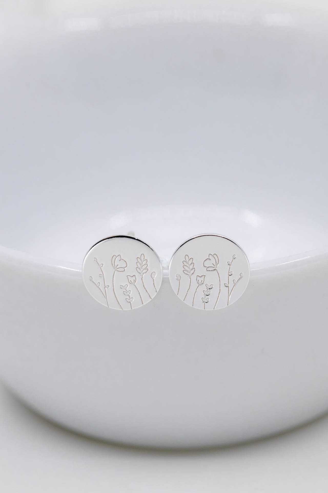 Ohrstecker Wiese Silber, Ohrringe Blumen Plättchen, Silber Gravur von CataleaJewelry