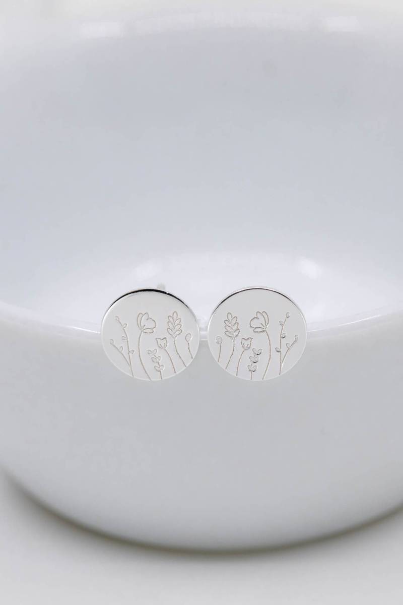 Ohrstecker Wiese Silber, Ohrringe Blumen Plättchen, Silber Gravur von CataleaJewelry