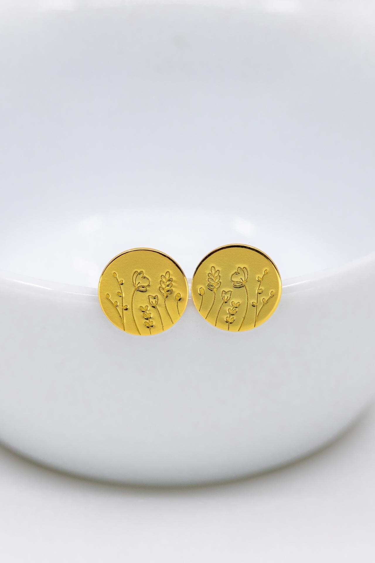 Ohrstecker Wiese Vergoldet, Ohrringe Blumen Plättchen, Vergoldet Gravur von CataleaJewelry