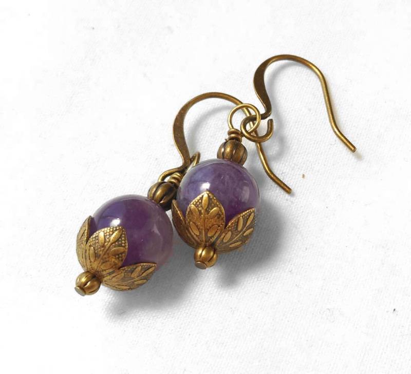 Amethyst Baumeln Ohrringe Mit Antiken Vergoldeten Messing, Bronze Akzente Lila Lavendel Februar Geburtsstein Amethyst Baumeln Ohrringe Mit Antiken Vergoldeten Messing, Bronze Akzente Lila Lavendel Februar Geburtsstein von CatalinaInspired