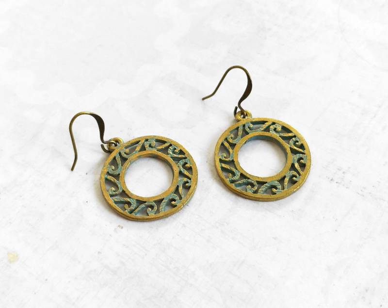Antikvergoldetes Messing Mit Blauer Patina, Kreis Filigrane Ohrringe Im Vintage-Look Antikvergoldetes Messing Mit Blauer Patina, Kreis Filigrane Ohrringe Im Vintage-Look von CatalinaInspired
