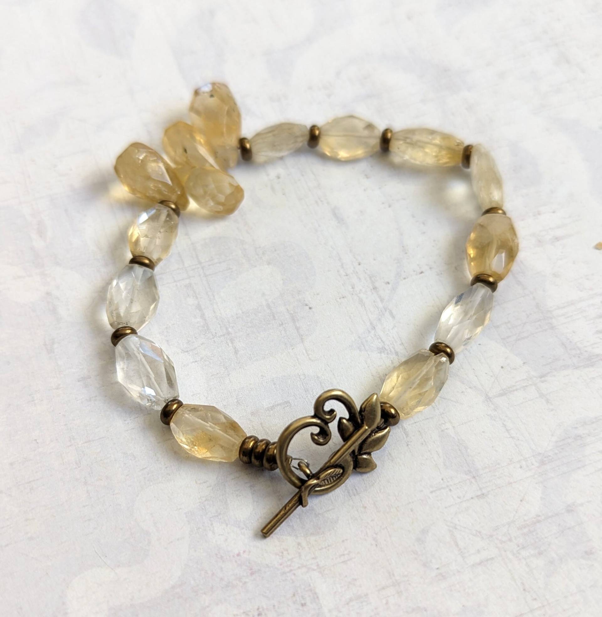 Facettierte Fröhliche Und Sonnige Citrin Edelsteine Blass Gelbes Armband Mit Antiken Vergoldeten Messingakzenten Knebelverschluss Facettierte Fröhliche Und Sonnige Citrin Edelsteine Blass Gelbes Armband Mit Antiken Vergoldeten Messingakzenten Knebelverschluss von CatalinaInspired