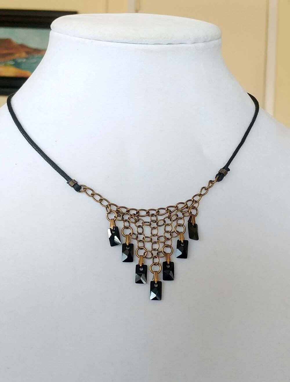 Facettierte Schwarze Rechteck Swarovski Kristalle Chainmaille Anhänger An Antik Vergoldeten Messing Ringen Einer Schwarzen Gewachsten Baumwollschnur Facettierte Schwarze Rechteck Swarovski Kristalle Chainmaille Anhänger An Antik Vergoldeten Messing Ringen Einer Schwarzen Gewachsten Baumwollschnur von CatalinaInspired