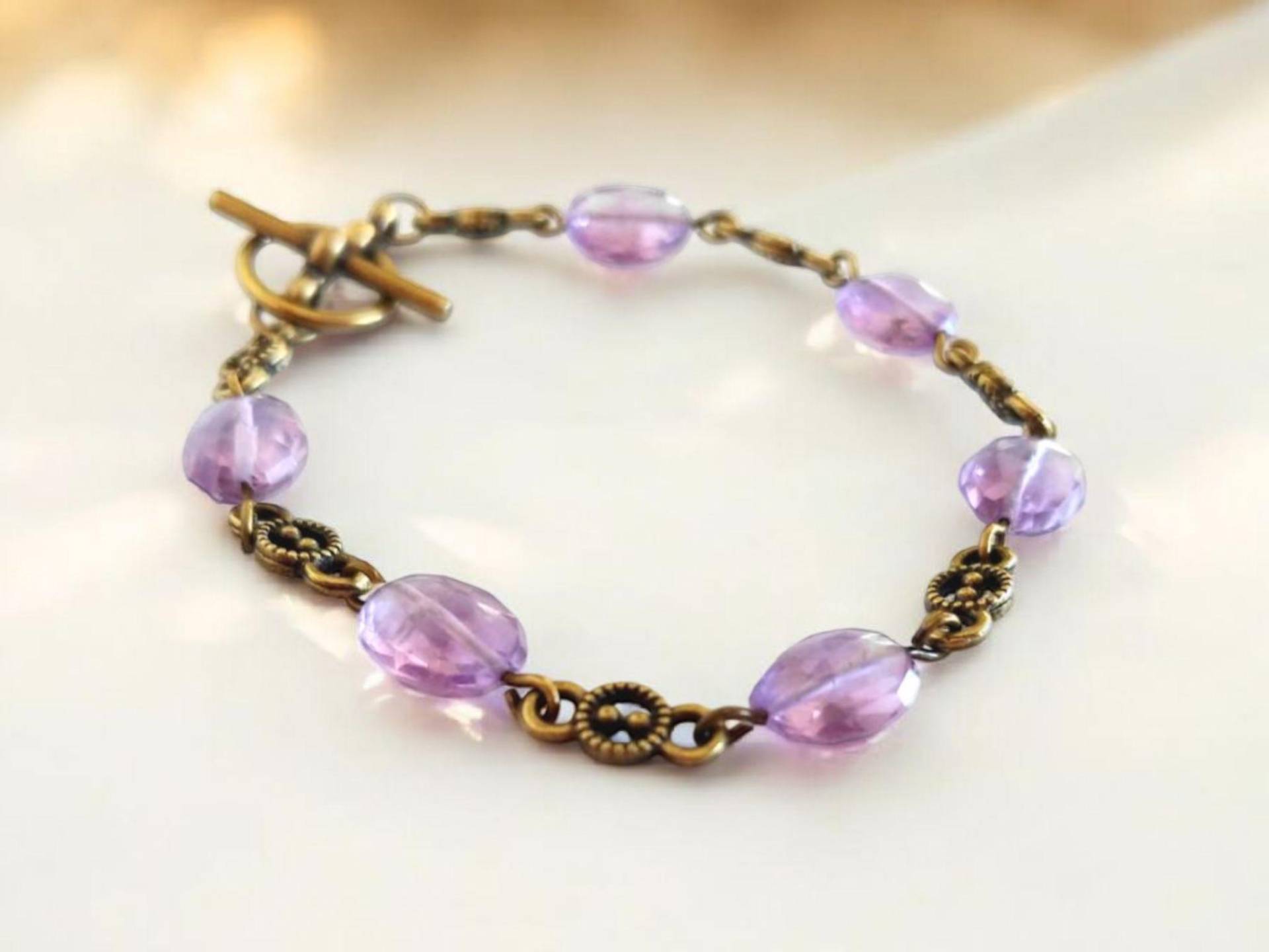 Facettiertes Oval, Kraftvolles, Schützendes Amethyst Edelstein Armband Mit Antiken Vergoldeten Messing Akzenten Und Knebelverschluss Facettiertes Oval, Kraftvolles, Schützendes Amethyst Edelstein Armband Mit Antiken Vergoldeten Messing Akzenten Und Knebelverschluss von CatalinaInspired