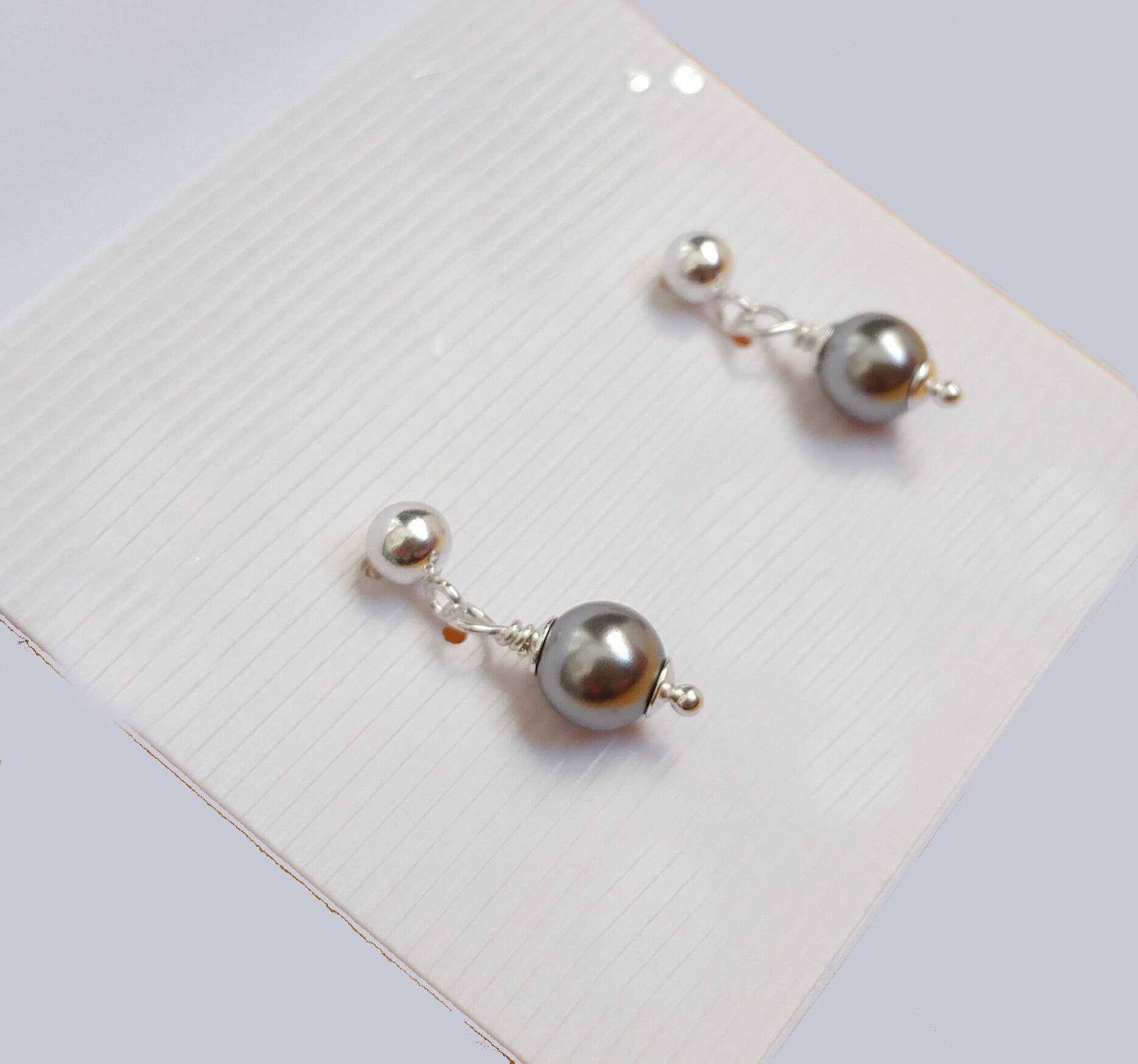 Feine Sterling Silber Ohrstecker Mit Mittelgrauen 6mm Swarovski Crystal Pearls Feine Sterling Silber Ohrstecker Mit Mittelgrauen 6mm Swarovski Crystal Pearls von CatalinaInspired