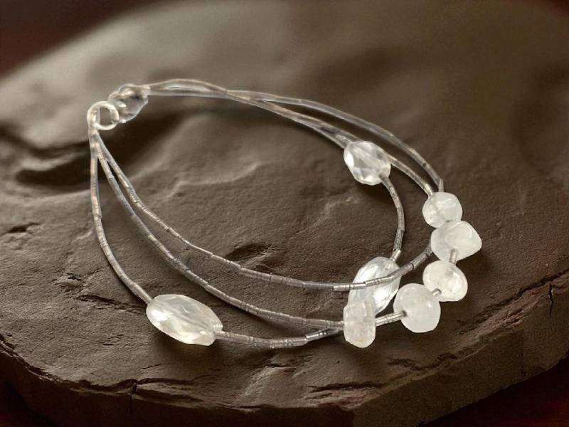 Feines 3-Reihiges Thai Silberarmband Mit Facettiertem Mondstein Und Facettierten Citrin-Edelsteinen Feines 3-Reihiges Thai Silberarmband Mit Facettiertem Mondstein Und Facettierten Citrin-Edelsteinen von CatalinaInspired