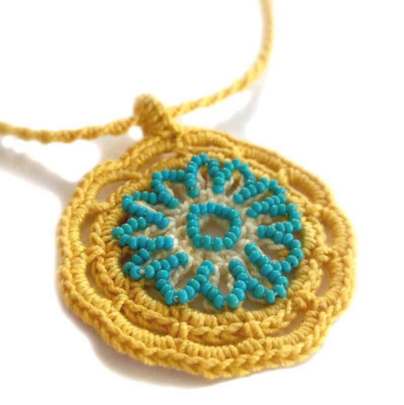 Gehäkelte Halskette Strickstrick-Halskette Sonnen-Perlen in Senf Gelb Gold Und Türkis Teal Glasperlen, Einzelstück, Handgemacht Gehäkelte Halskette Strickstrick-Halskette Sonnen-Perlen in Senf Gelb Gold Und Türkis Teal Glasperlen, Einzelstück, Handgemacht von CatalinaInspired