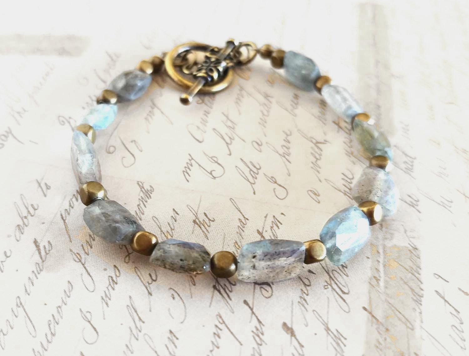 Graues Facettiertes Rechteck, Spirituell Ausgleichendes Labradorit-Edelstein-Armband Mit Antiken Vergoldeten Messingperlen Und Knebelverschluss Graues Facettiertes Rechteck, Spirituell Ausgleichendes Labradorit-Edelstein-Armband Mit Antiken Vergoldeten Messingperlen Und Knebelverschluss von CatalinaInspired