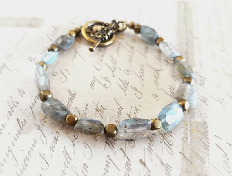 Graues Facettiertes Rechteck, Spirituell Ausgleichendes Labradorit-Edelstein-Armband Mit Antiken Vergoldeten Messingperlen Und Knebelverschluss Graues Facettiertes Rechteck, Spirituell Ausgleichendes Labradorit-Edelstein-Armband Mit Antiken Vergoldeten Messingperlen Und Knebelverschluss von CatalinaInspired