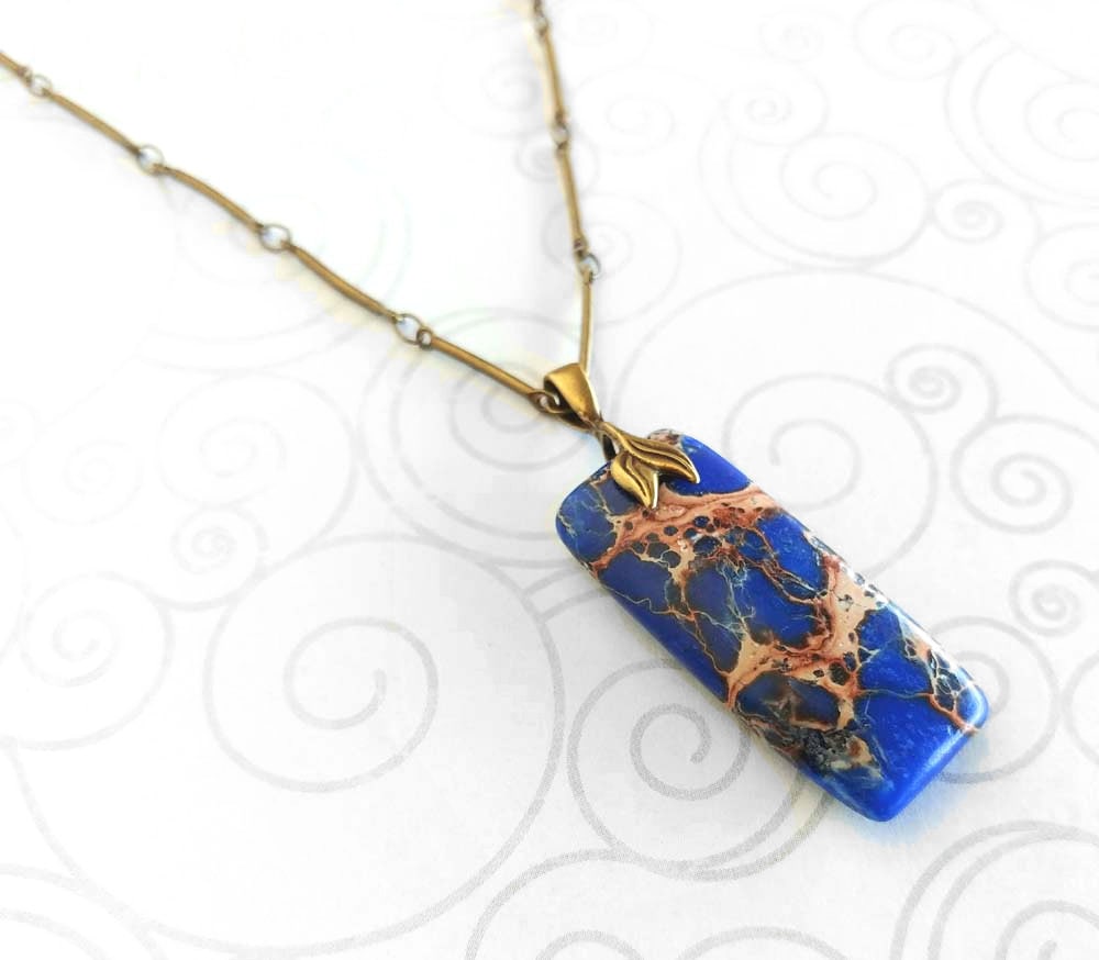 Lapis Blaue Edelstein-statement-Halskette Auf Antiker, Vergoldeter Messing-Gliederkette Lapis Blaue Edelstein-statement-Halskette Auf Antiker, Vergoldeter Messing-Gliederkette von CatalinaInspired