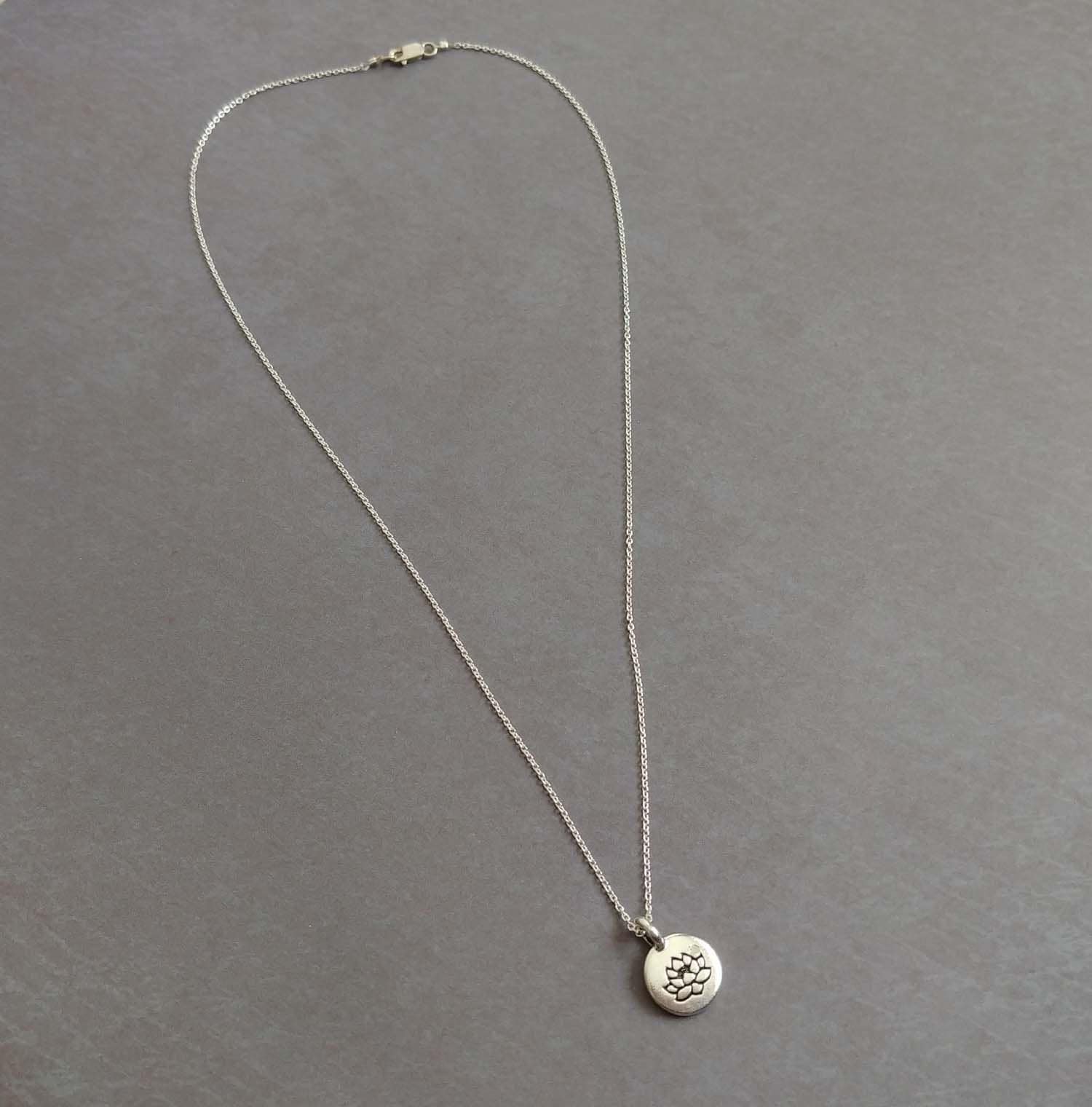 Lotus Blume Halskette, Layering Zarte Kleine Versilberte Messing Anhänger An Sterling Silber Kette Halskette Lotus Blume Halskette, Layering Zarte Kleine Versilberte Messing Anhänger An Sterling Silber Kette Halskette von CatalinaInspired