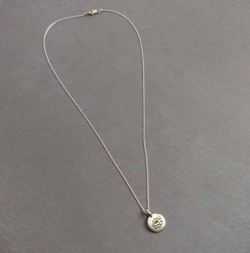 Lotus Blume Halskette, Layering Zarte Kleine Versilberte Messing Anhänger An Sterling Silber Kette Halskette Lotus Blume Halskette, Layering Zarte Kleine Versilberte Messing Anhänger An Sterling Silber Kette Halskette von CatalinaInspired