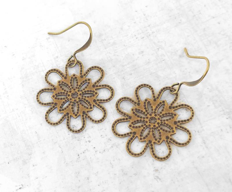 Messing Blumen Ohrringe, Antikes Vergoldetes Messing, Kreis Filigran, Vintage Look Super Leichte Baumeln Ohrringe Messing Blumen Ohrringe, Antikes Vergoldetes Messing, Kreis Filigran, Vintage Look Super Leichte Baumeln Ohrringe von CatalinaInspired