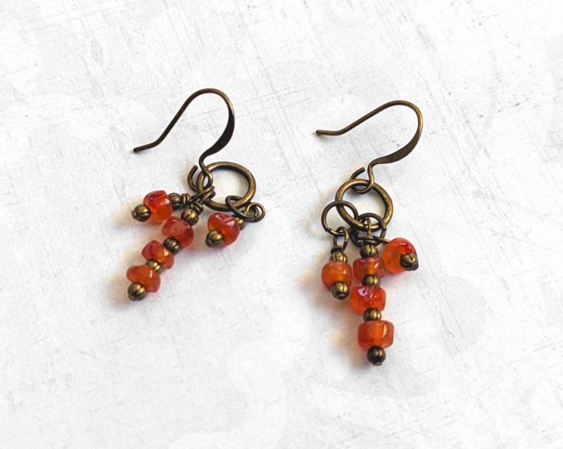 Orange Edelstein Ohrringe Karneol Cluster Mit Antik Messing, Bronze Akzente Orange Edelstein Ohrringe Karneol Cluster Mit Antik Messing, Bronze Akzente von CatalinaInspired