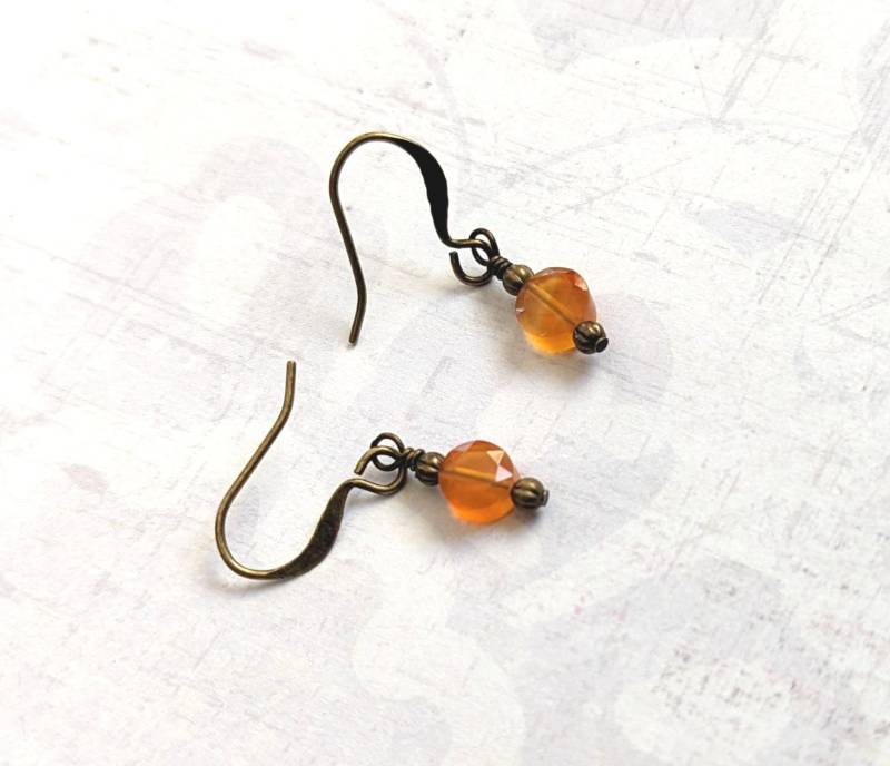 Orange Karneol Ohrringe Facettierte Edelstein Mit Antik Gold Messing, Bronze Akzente Orange Karneol Ohrringe Facettierte Edelstein Mit Antik Gold Messing, Bronze Akzente von CatalinaInspired