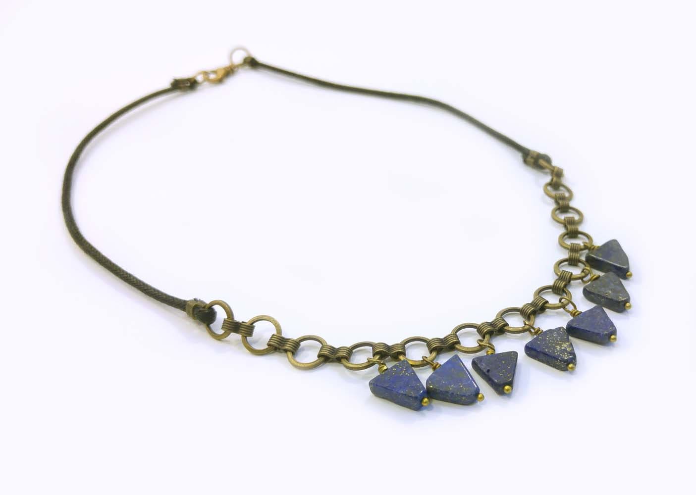 Reinigende Lapis Lazuli Edelstein Dreieck Halskette Auf Antiqued Messing Und Schwarz Gewachste Baumwoll Kordel Reinigende Lapis Lazuli Edelstein Dreieck Halskette Auf Antiqued Messing Und Schwarz Gewachste Baumwoll Kordel von CatalinaInspired