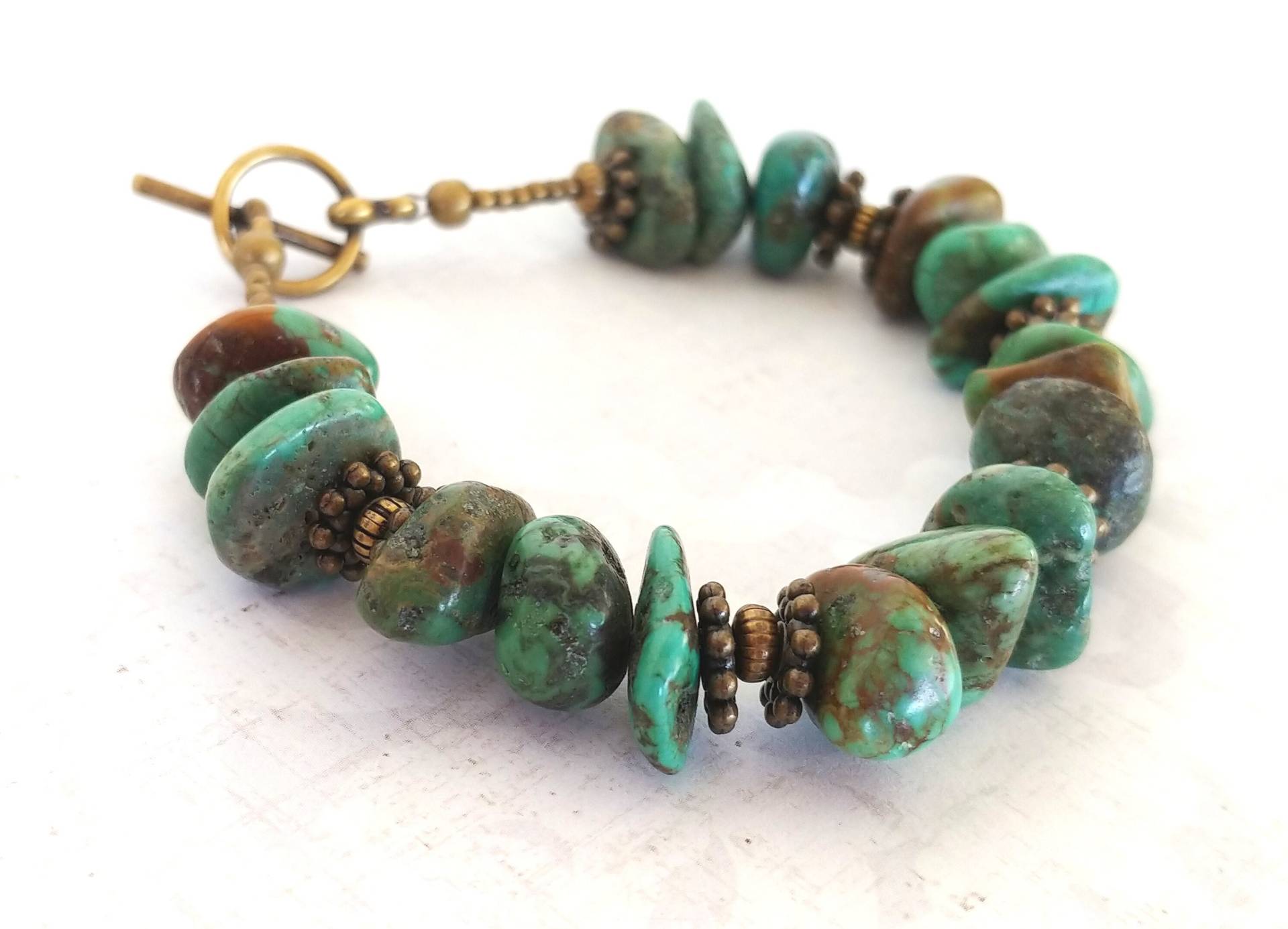 Rohes Türkis-Nugget-Edelsteinarmband Mit Antiken, Vergoldeten Messingakzenten Und Knebelverschluss Rohes Türkis-Nugget-Edelsteinarmband Mit Antiken, Vergoldeten Messingakzenten Und Knebelverschluss von CatalinaInspired