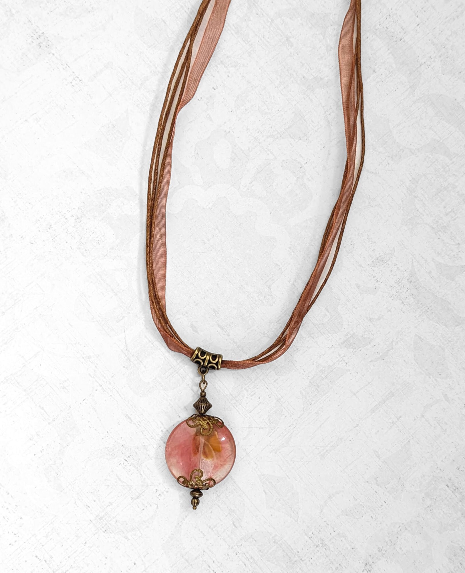 Rosa Achat Anhänger Edelstein-Halskette Auf Braun Und Rosa-Braun Schnüren Mit Bronze Vergoldete Messing Verschluss Hardware Rosa Achat Anhänger Edelstein-Halskette Auf Braun Und Rosa-Braun Schnüren Mit Bronze Vergoldete Messing Verschluss Hardware von CatalinaInspired