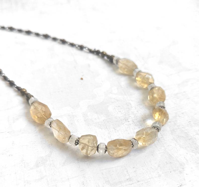Schönheit Geschenk Gelbe Bernsteinfarbene Facettierte Citrin Und Mondstein Edelsteine An Vergoldete Messing Kette Halskette Schönheit Geschenk Gelbe Bernsteinfarbene Facettierte Citrin Und Mondstein Edelsteine An Vergoldete Messing Kette Halskette von CatalinaInspired