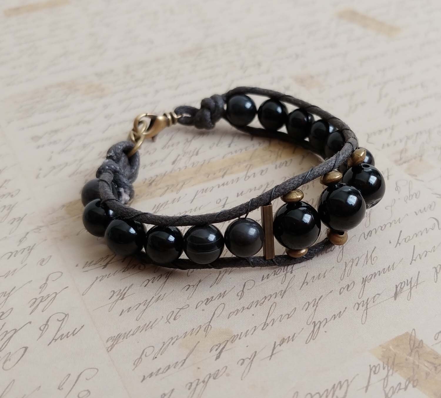 Schwarzes Wickelarmband Schwarzer Achat Edelstein, Schwarze Gewachste Baumwollschnur Mit Antik Vergoldeten Messingakzenten Schwarzes Wickelarmband Schwarzer Achat Edelstein, Schwarze Gewachste Baumwollschnur Mit Antik Vergoldeten Messingakzenten von CatalinaInspired