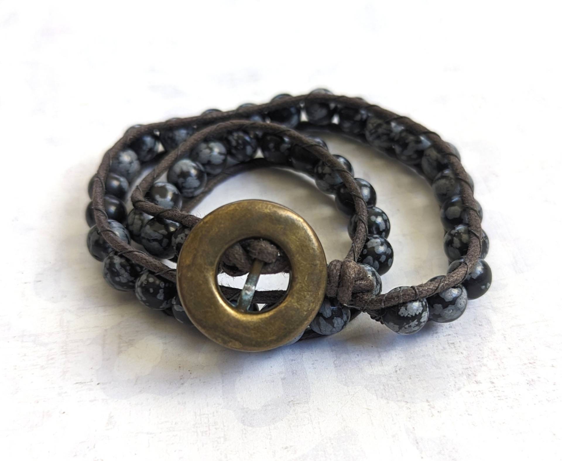 Wickelarmband Oder Halsband Schneeflocke Obsidian Edelstein, Schwarze Gewachste Baumwollschnur Mit Antik Gold Überzogene Messing Akzente Wickelarmband Oder Halsband Schneeflocke Obsidian Edelstein, Schwarze Gewachste Baumwollschnur Mit Antik Gold Überzogene Messing Akzente von CatalinaInspired